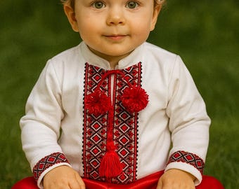 シャロヴァリの可愛い赤いベビーコサックコスチューム - 男の子用ウクライナ伝統のチャーム、ヴィシヴァンカ洗礼セット