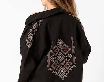 Svart broderad jeansskjortjacka | Överdimensionerad folkinspirerad jacka med beige diamantbroderi | Boho chica ytterkläder för kvinnor