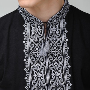S-3XL Männer Besticktes T-Shirt, Ukrainisches T-Shirt Vyshyvanka Silber Stickerei, modernes schwarzes Vyshyvanka für Männer, Ukrainisch Geschenk