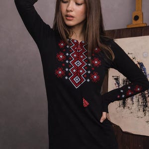 S-3XL Symbolische Ukrainische Vyshyvanka Bluse mit Rot-Weißen Motiven und Langen Ärmeln
