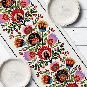 Camino de mesa artesanal con diseño floral festivo folclórico ucraniano