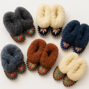 Handwerklich Schaffell Wolle Mokassin Hausschuhe - Handgefertigte Indoor Winter Schuhe - Gemütliche natürliche Wolle Haushausschuhe für Wärme und Komfort