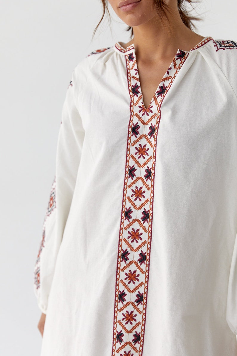 Superbe robe d'été brodée, robe vyshyvanka blanche, robe de vacances hôtelière, robe tunique avec broderie image 3