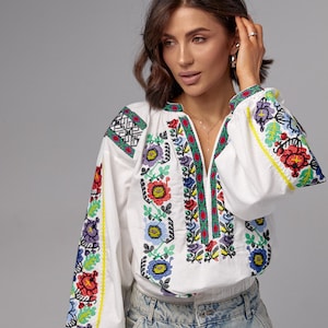 Ukrainische Vyshyvanka-Bluse im Boho-Stil mit mehrfarbigen Blumenmotiven