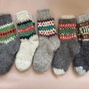 Calcetines de lana de oveja inspirados en el hygge – Calcetines gruesos orgánicos hechos a mano – Un acogedor recuerdo de invierno ucraniano