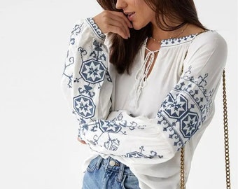 Bestickte Bluse im Boho-Stil, modernes Vyshyvanka, Ukrainisches Nouveau-Hemd, Boho-Hemd für den Sommer