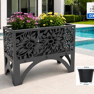 Puede incluir: Una jardinera rectangular de metal negro con un patrón floral cortado con láser en los laterales y patas arqueadas. La jardinera contiene dos plantas en maceta con flores rosas y amarillas. Un diagrama muestra una maceta interior con 250 mm de diámetro superior, 170 mm de base y 210 mm de altura.