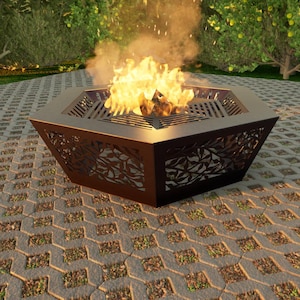 Puede incluir: Una taza de cerámica blanca con un asa negra y el texto "But First, Coffee" en negrita negra. La taza se encuentra sobre un fondo neutro, resaltando su diseño sencillo.