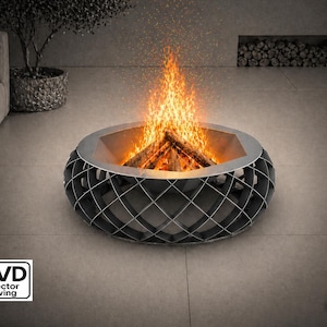 Op de afbeelding: Een moderne vuurkorf met een geometrische zwarte metalen basis en een roestvrijstalen rand. De vuurkorf bevat brandend hout, met opwaartse vlammen. Het ontwerp is eigentijds, geschikt voor buitenruimtes. Diameter: ongeveer 100 cm.