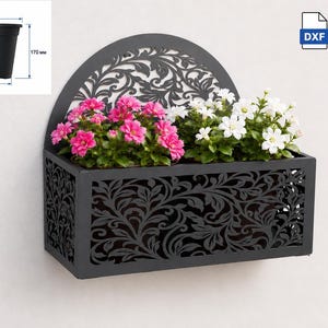 Può includere: Una fioriera da parete in metallo grigio scuro con un intricato motivo floreale tagliato al laser e un pannello posteriore semicircolare. Contiene fiori rosa e bianchi. Un diagramma mostra un vaso con diametro di 200 mm e altezza 170 mm.