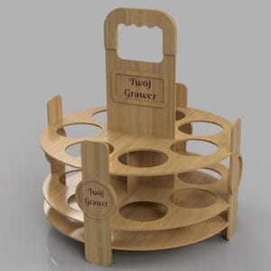 Pode incluir: Um porta-garrafas de madeira com uma alça e dois níveis. O porta-garrafas tem oito ranhuras para garrafas e apresenta o texto "Twój Grawer" na frente.