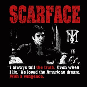 K&ouml;nnte beinhalten: Schwarze Grafik mit dem Wort "SCARFACE" in Rot und einem Schwarz-Wei&szlig;-Bild eines Mannes. Der Text darunter lautet: "Ich sage immer die Wahrheit. Auch wenn ich l&uuml;ge. Er liebte den amerikanischen Traum. Mit Rache."