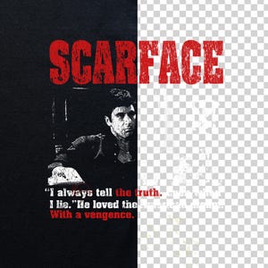 K&ouml;nnte beinhalten: Schwarzes T-Shirt mit dem Wort "SCARFACE" in verwitterter roter Schrift. Darunter ein Schwarz-Wei&szlig;-Bild eines Mannes. Das Zitat "I always tell the truth. I lie. He loved the With a vengence." ist in Wei&szlig; und Rot gedruckt.