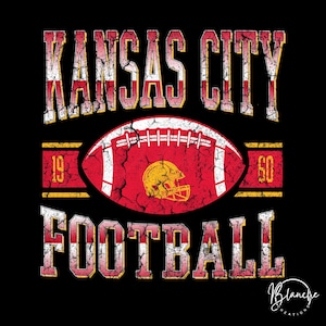 Könnte beinhalten: Schwarzes Grafikdesign mit den Worten "KANSAS CITY FOOTBALL" in abgenutzten weißen und roten Buchstaben. Ein roter Football mit einer goldenen Helm-Grafik befindet sich in der Mitte. Die Jahreszahlen "19" und "60" befinden sich auf beiden Seiten des Footballs.