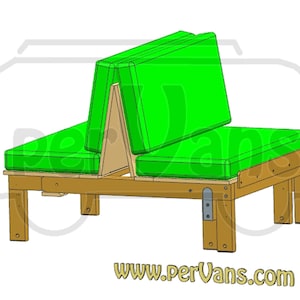 Könnte beinhalten: Holzbank mit leuchtend grünen Kissen. Die Bank hat ein einzigartiges Design mit einer hochklappbaren Rückenlehne. Der Rahmen besteht aus hellbraunem Holz. Die Website www.perVans.com ist unten sichtbar.