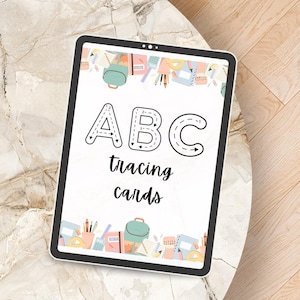 Könnte beinhalten: Ein digitales Tablet mit "ABC-Tracing-Karten" in schwarzer Schrift. Die Buchstaben A, B und C sind mit gepunkteten Linien zum Nachzeichnen umrandet. Die oberen und unteren Ränder zeigen farbenfrohe Illustrationen von Schulmaterialien.