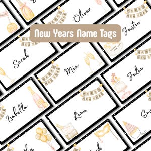 Può includere: Una collezione di etichette con nomi di Capodanno con bordo nero e sfondo bianco. Ogni etichetta presenta un nome in corsivo, insieme a illustrazioni ad acquerello di bottiglie di champagne, bicchieri e banner festivi. Il testo "New Years Name Tags" è visualizzato.