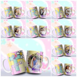 Puede incluir: Una colección de tazas de cerámica blanca con diseños personalizados. Cada taza presenta una letra, una fotografía y las palabras "La Mejor Mama del mundo" o un nombre. Las tazas tienen una combinación de colores pastel con detalles florales y margaritas.