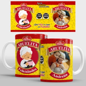 Puede incluir: Taza de cerámica blanca con borde y asa rojos, con fondo amarillo con la palabra "ABUELITA" en rojo. La taza tiene un dibujo de una abuela sosteniendo una taza y la palabra "Felicidades".