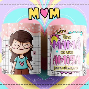 Puede incluir: Una taza de cer&aacute;mica blanca con un dise&ntilde;o rosa y blanco. Un lado presenta una ilustraci&oacute;n de dibujos animados de una ni&ntilde;a con gafas y un coraz&oacute;n en su camiseta. El otro lado presenta el texto "Una MAM&Aacute; es una AMIGA para siempre".