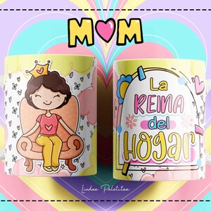 Puede incluir: Una taza de cer&aacute;mica blanca con fondo amarillo e ilustraciones de dibujos animados coloridos. Un lado presenta a una mujer de dibujos animados con una corona sentada en un trono con el texto "MOM". El otro lado presenta el texto "La Reina del Hogar".