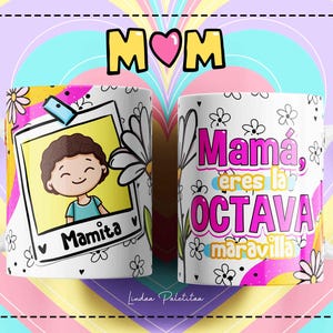 Puede incluir: Taza de cer&aacute;mica blanca con un dise&ntilde;o colorido que presenta una ilustraci&oacute;n de dibujos animados de un ni&ntilde;o, flores y el texto "Mamita" y "Mama, eres la OCTAVA maravilla".