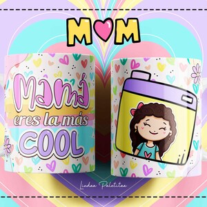 Puede incluir: Taza de cer&aacute;mica blanca con un dise&ntilde;o colorido con corazones, flores y el texto "Mam&aacute; eres la m&aacute;s COOL". La taza tiene un asa y es perfecta para un regalo.
