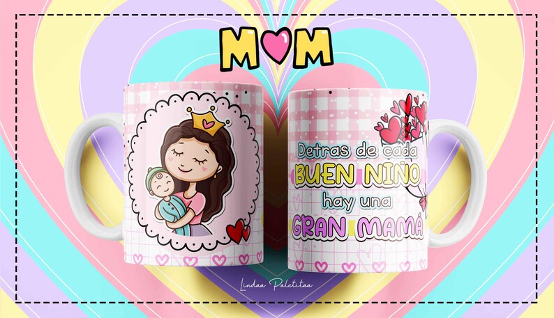 Puede incluir: Una taza de cer&aacute;mica rosa con asa blanca. Un lado presenta una ilustraci&oacute;n de dibujos animados de una mujer con una corona sosteniendo un beb&eacute;. El otro lado tiene el texto "Detras de cada BUEN NINO hay una GRAN MAMA".