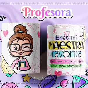 Puede incluir: Dos tazas de cerámica blanca con diseños temáticos de profesores. Una taza presenta una maestra de dibujos animados guiñando un ojo y sosteniendo un libro. La otra taza dice "Eres mi MAESTRA favorita" con acentos coloridos. El fondo es morado claro.