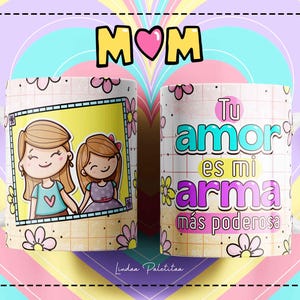 Puede incluir: Taza de cer&aacute;mica blanca con un dise&ntilde;o rosa, azul y amarillo. Un lado presenta una ilustraci&oacute;n de dibujos animados de dos chicas con el texto "Tu amor es mi arma m&aacute;s poderosa". El otro lado presenta una ilustraci&oacute;n de dibujos animados de flores.