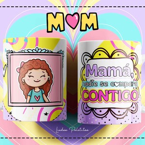 Puede incluir: Una taza de cer&aacute;mica blanca con un dise&ntilde;o colorido. Un lado presenta una ilustraci&oacute;n de dibujos animados de una ni&ntilde;a con cabello casta&ntilde;o y un coraz&oacute;n rosa en su camisa. El otro lado presenta el texto "Mam&aacute;, nadie se compara contigo" en una fuente rosa y morada.