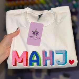 Broderad Mahjong-tröja, färgglad kakeldesign, mysig spelkväll, present till Mahjong-älskare