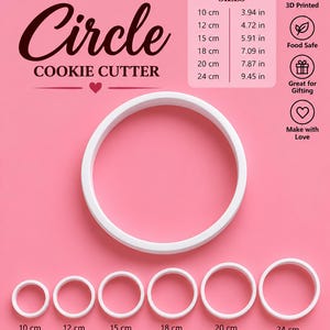 Peut inclure: Un ensemble d'emporte-pièces circulaires blancs en six tailles allant de 10 cm à 24 cm. Le texte indique GIANT Circle COOKIE CUTTER, SIZES, 3D Printed, Food Safe, Great for Gifting, et Make with Love sur un fond rose.