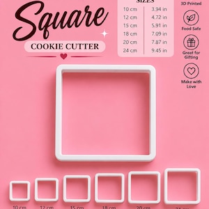 Op de afbeelding: Een witte vierkante koekjesvorm op een roze achtergrond. De tekst luidt GIANT Square COOKIE CUTTER. Een maattabel toont afmetingen van 10 cm tot 24 cm. Iconen geven 3D Printed, Food Safe, Great for Gifting en Make with Love aan.