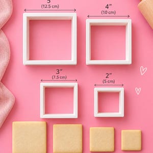 Può includere: Quattro tagliabiscotti quadrati bianchi nelle misure 12,5 cm, 10 cm, 7,5 cm e 5 cm, accompagnati da quattro biscotti quadrati corrispondenti. Il testo 4 SIZES e Perfect for cookies, fondant, clay and more! è visibile.