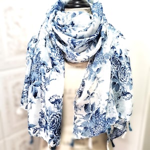 Leichter Schal / Shrug mit Blumendruck - Blaues und weißes Damen Accessoire