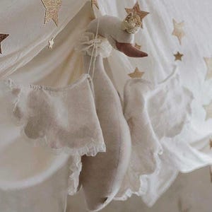 Wandbehang aus Leinen mit Schwan und Krone – Boho-Kinderzimmerdekor, Dekoration für Babymädchen oder Jungen, Kinderzimmer, Babyparty-Geschenk, handgemachte Wandkunst.