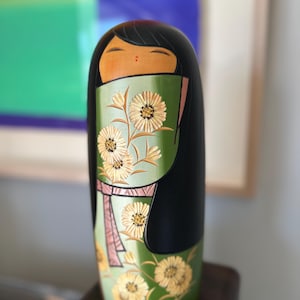 淡い森の緑と花々の創作こけし 野沢薫