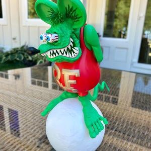 Rat Fink sulla Luna - Statuetta da collezione di Rat Fink - Scultura di Rat Fink con base luminosa - Decorazione per caverna di Rat Fink in stile vintage - Roth