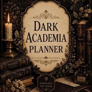Könnte beinhalten: Ein digitaler Planer-Einband mit dem Titel DARK ACADEMIA PLANNER und dem Text 9 PRINTABLE PDF PAGES. Das Design zeigt eine brennende Kerze in einem Messinghalter, Stapel alter Bücher, ein Tintenfass und eine Schreibfeder auf einem Tisch.