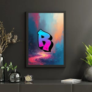 Könnte beinhalten: Gerahmter Kunstdruck mit dem Buchstaben "R" im Graffiti-Stil. Der Buchstabe ist in Blau und Rosa mit schwarzer Umrandung gehalten, vor einem farbenfrohen, abstrakten Hintergrund aus Blau-, Rosa- und Orangetönen. Das Kunstwerk ist schwarz gerahmt.