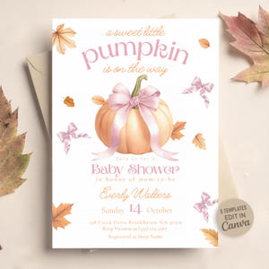 Puede incluir: Una tarjeta de invitación blanca para baby shower con una calabaza naranja pálido en el centro atada con un lazo rosa claro. El texto dice: a sweet little pumpkin is on the way, Baby Shower, Everly Walters, Sunday 14 October y los detalles.