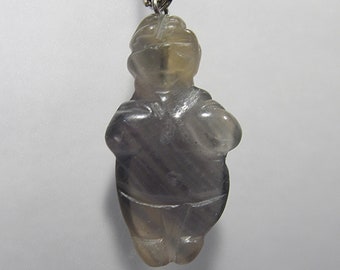 Pendentif Vénus de Willendorf en fluorine : collier déesse de la fertilité sculpté à la main 21NG4