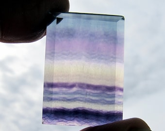 Pierre libre en fluorite arc-en-ciel : Pierre précieuse taillée en biseau (22 mm x 33 mm) 21T19