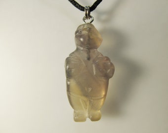 Pendentif Vénus de Willendorf en fluorine : Collier déesse de la fertilité sculpté à la main 14T493