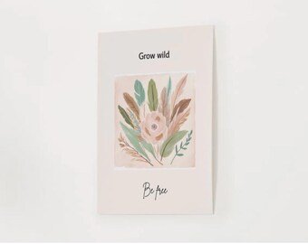 Crece salvaje, sé libre: impresión artística con flores y plumas de estilo bohemio: arte mural imprimible motivacional para la decoración de habitaciones de adolescentes: descarga digital