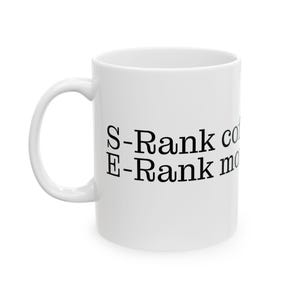Könnte beinhalten: Eine weiße Keramik-Kaffeetasse mit schwarzem Text, der "S-Rank coffee, E-Rank mornings." lautet.