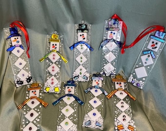 Handgemachter Glas Schneemann Suncatcher: Winter Fenster Dekoration, Weihnachtsschmuck Fusing Glass Schneemann Ornament mit Dichroic Glas Akzenten