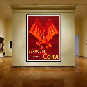 Peut inclure: Intérieur d'un musée avec une grande affiche encadrée pour Vermouth Cora. L'affiche présente une figure rouge diabolique avec de grandes ailes. Le texte "VERMOUTH TORINO CORA" est affiché en jaune.