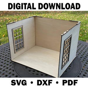 Puede incluir: Una habitación de casa de muñecas de madera con dos recortes de ventanas. Las paredes y el suelo son de madera de color claro. El texto "DESCARGA DIGITAL" está en la parte superior y "SVG • DXF • PDF" en la parte inferior.